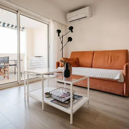 Le Dauphin : Piscine Et 50 M A Pied De La Appartement Saint-Raphaël